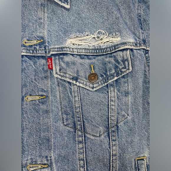 Levi’s Women’s Ex-Boyfriend Distressed Denim Trucker Jacket, Size XL - Picture 5 of 12
